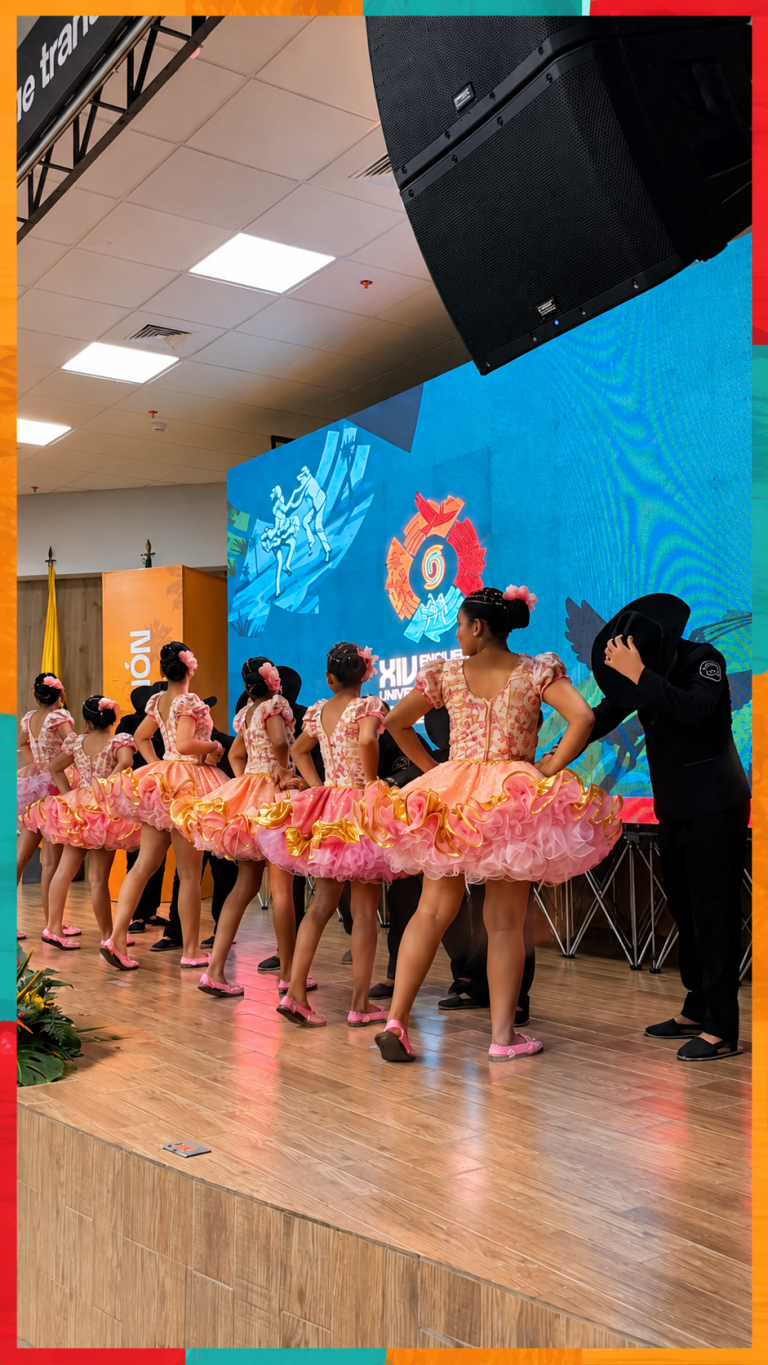 Danza folclórica infantil en el escenario (1)