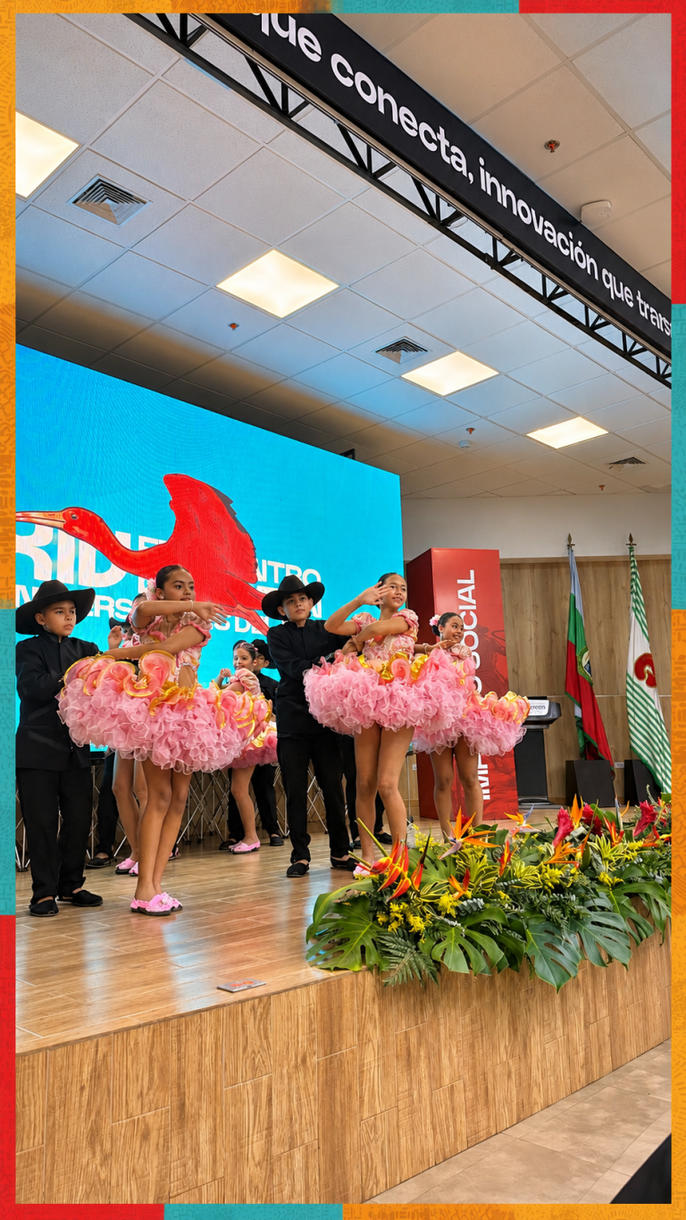 Danza folclórica infantil en el escenario