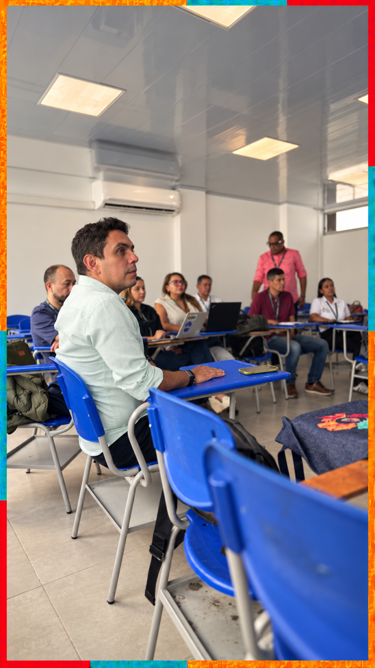 Reunión formativa en aula luminosa